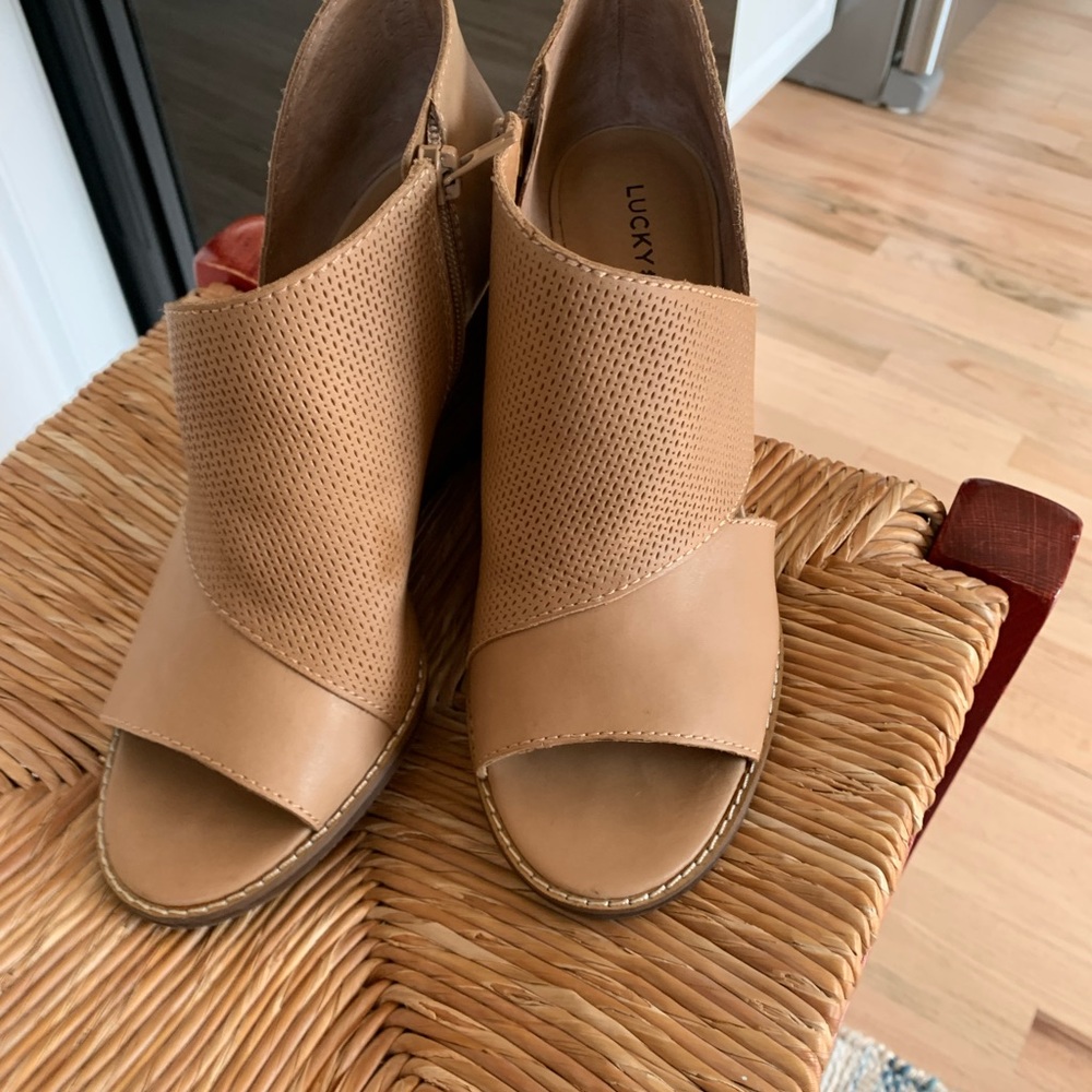 ISO lucky brand jedrek wedge sandal in stone